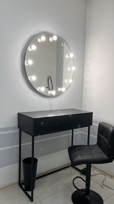 Дзеркало з лампочками