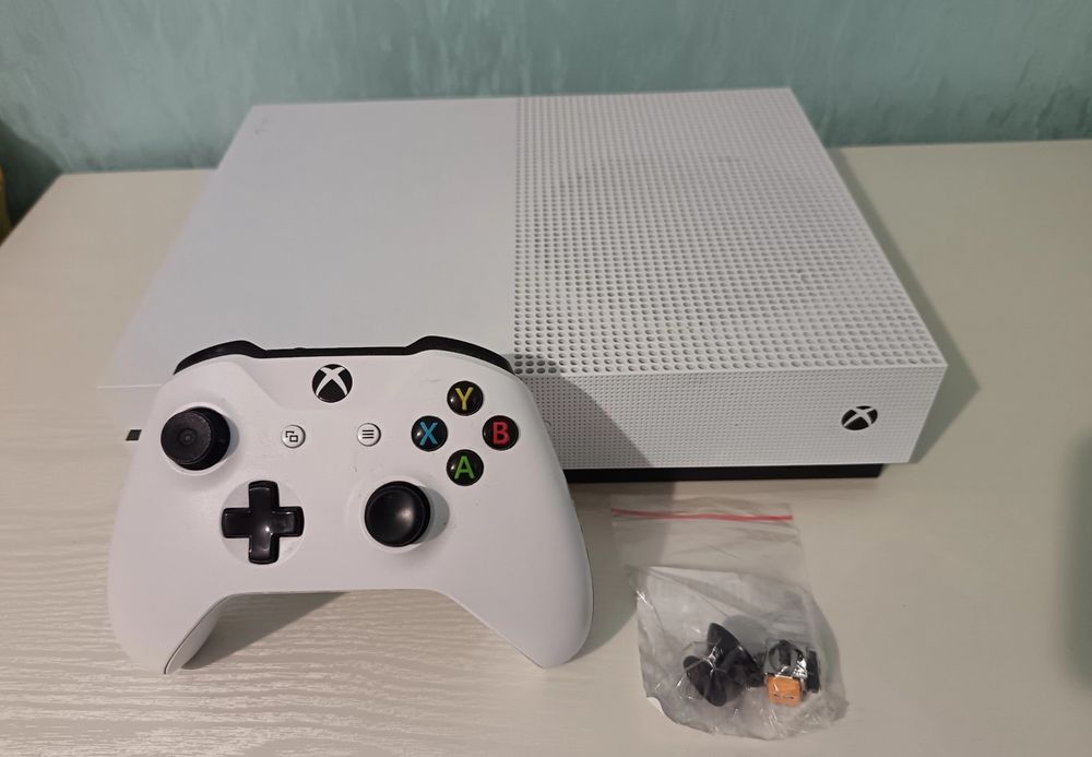 Xbox One S 1TB + геймпад + коробка