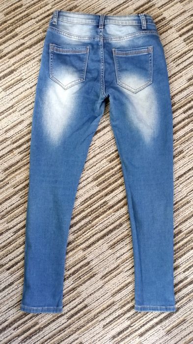 Jeansy z wysokim stanem niebieskie przecierane na biało guziki wiązane