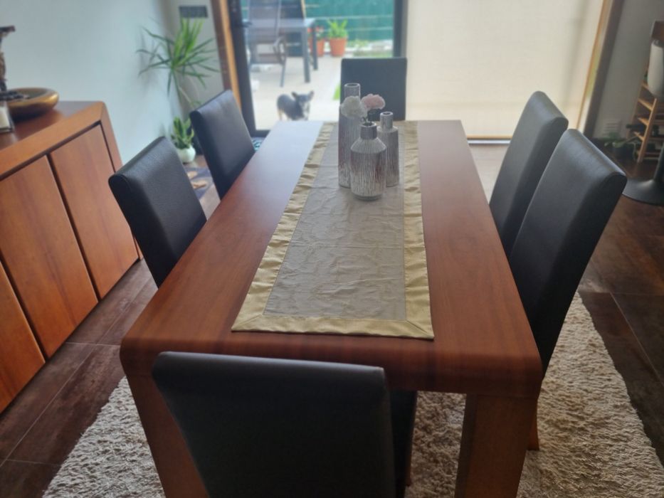 Conjunto de sala de jantar com mesa, aparador, tela e mesa de centro
