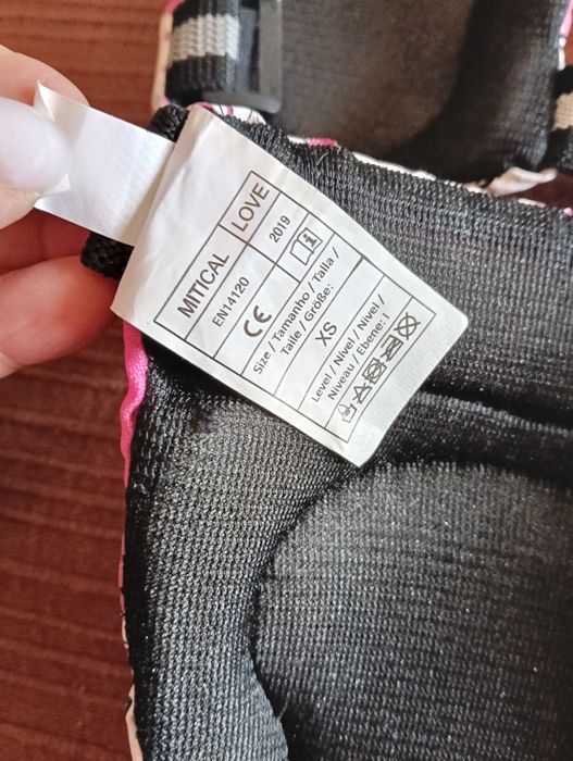 Capacete, cotoveleiras, joelheiras, proteção de pulsos