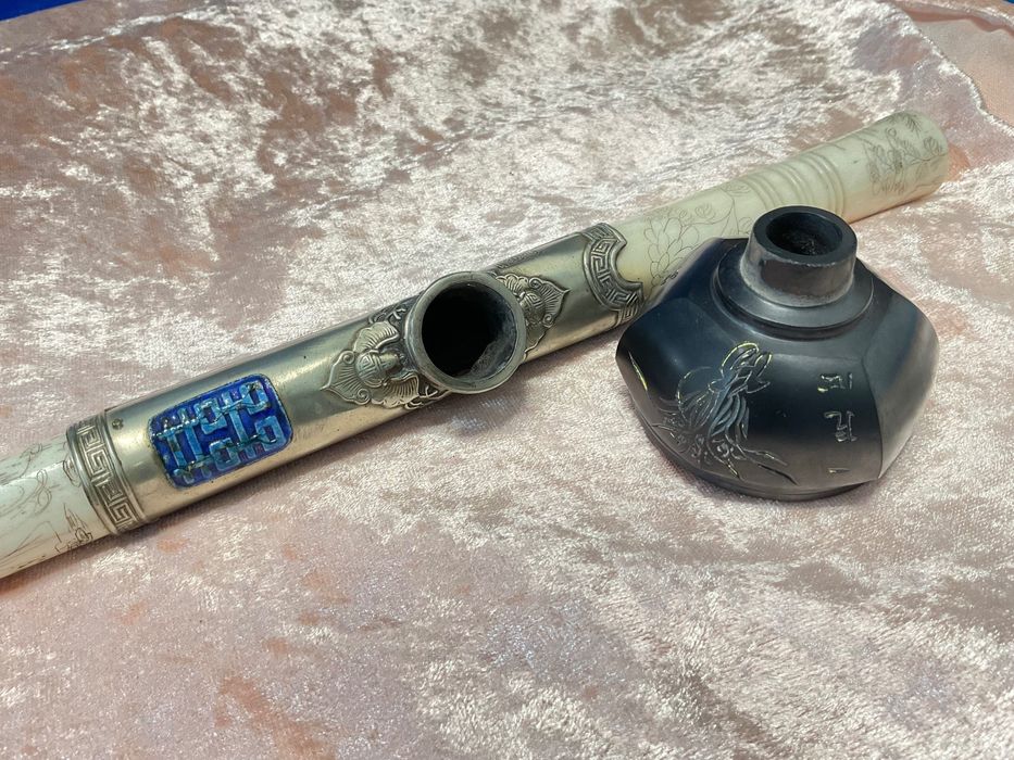 Cachimbo oriental em osso trabalhado com 49 cm