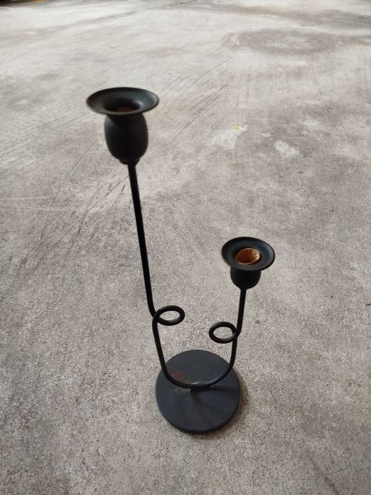 Castiçal duplo em ferro forjado.