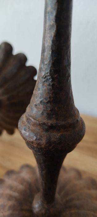 Par de castiçais, muito antigos em ferro* RESERVADO *