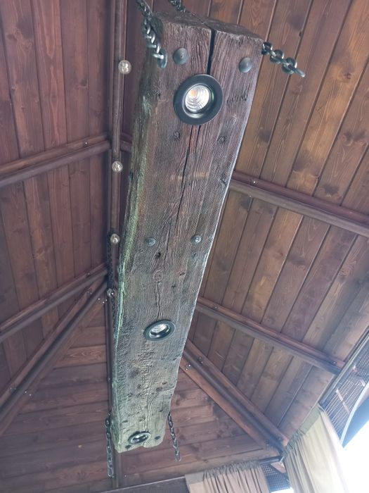 Lampa ze starej kłody pod altanę lub do domu