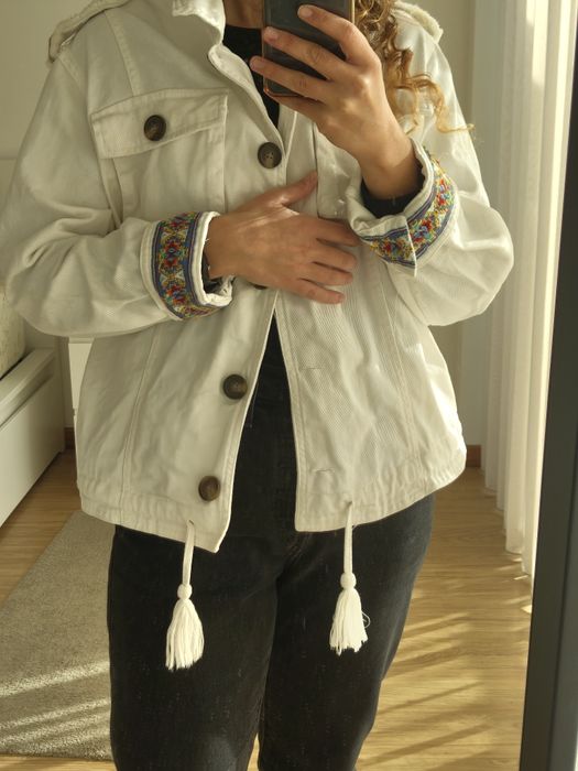 Casaco ganga branco com mangas coloridas