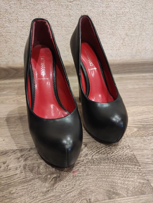 Черные туфли на высоком каблуке