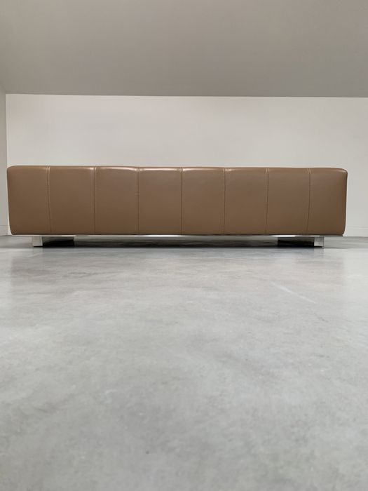 Banqueta em pele camel estilo Minotti