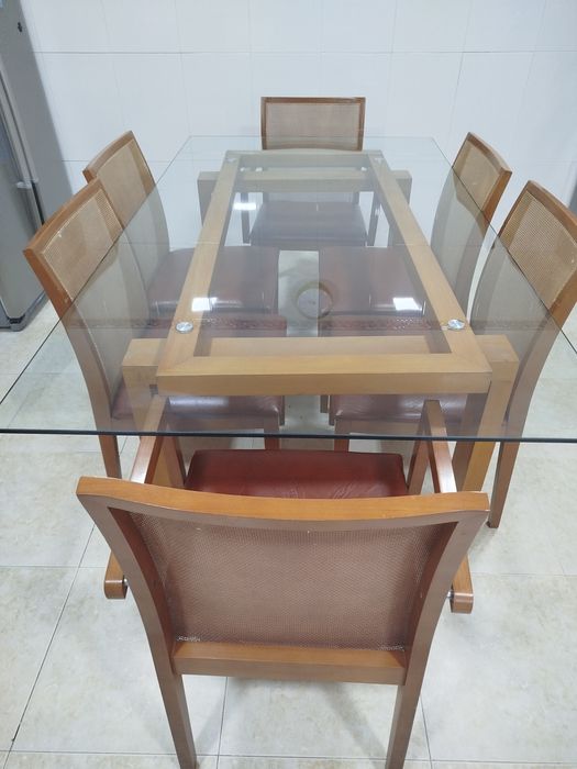 Mesa com 6 cadeiras