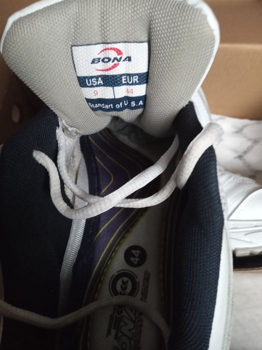 Продаються чоловічі шкіряні кросівки BONA.