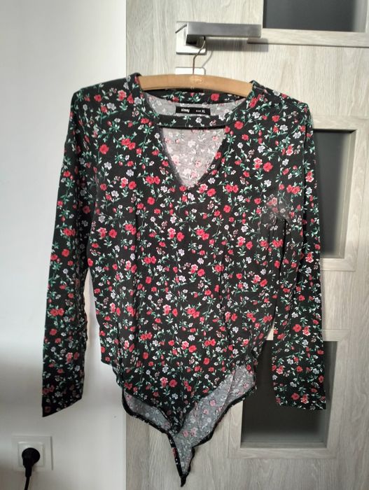 Bluzka z dekoltem w serek