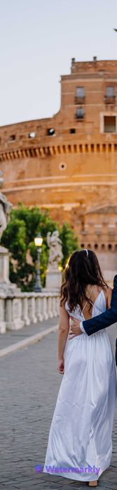 Suknia ślubna literka A ze lśniącego materiału