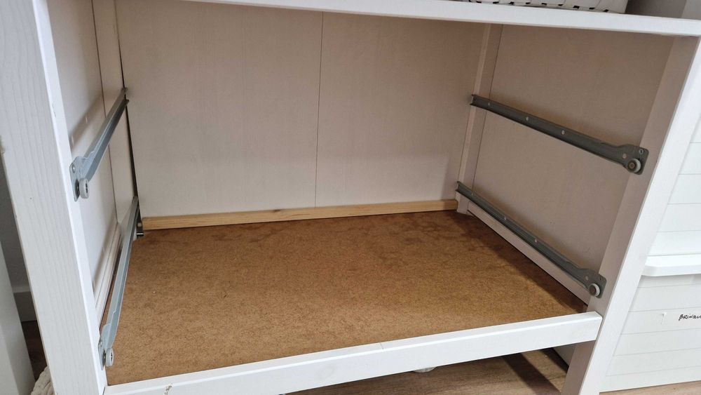 Comoda muda fraldas IKEA