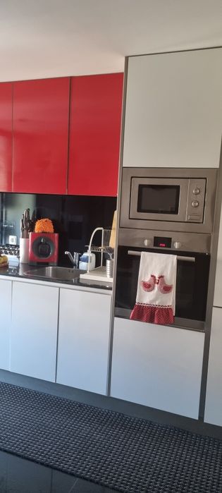 So hoje  350 euros tudo! Placa de fogao e exaustor e forno