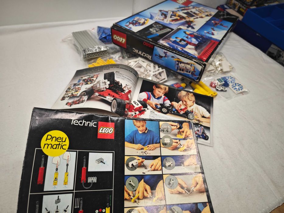 Lego Technic 8680 "Arctic Rescue Base"; 1986; [181]