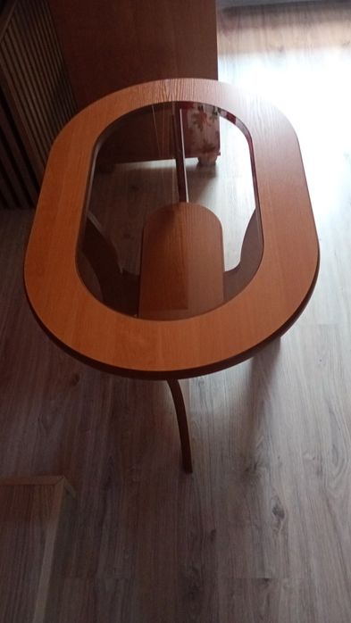 Stolik owalny.z szybą.