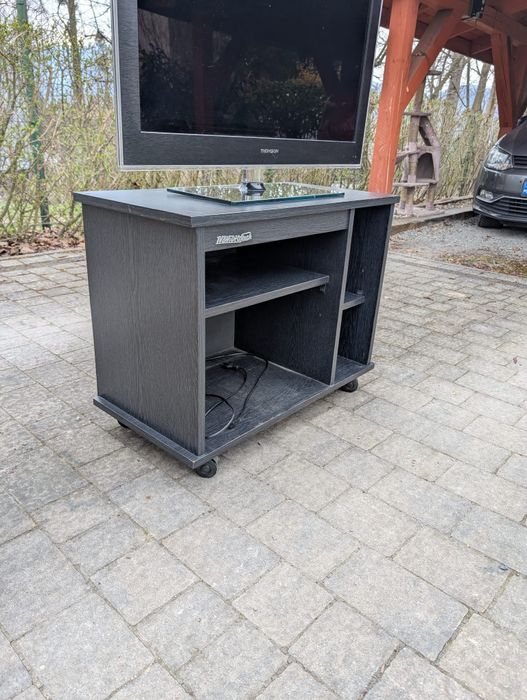 Stolik RTV na kółkach