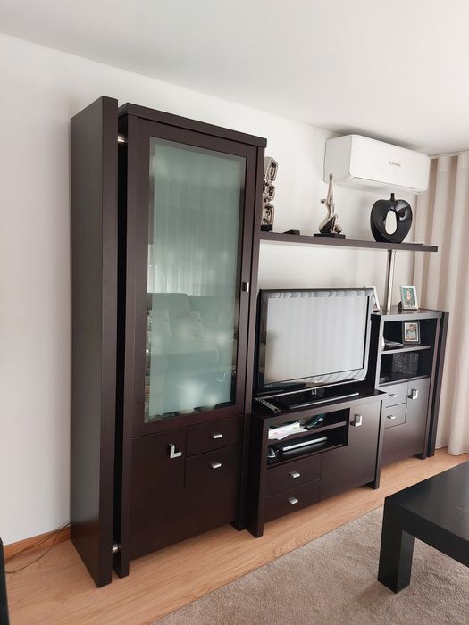 Sofá em pele, móvel e mesa de madeira lacada