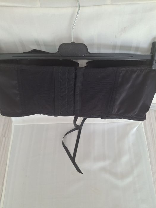 Biustonosz pod marynarkę