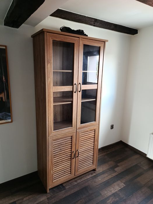 Wysoka komoda ze szkłem