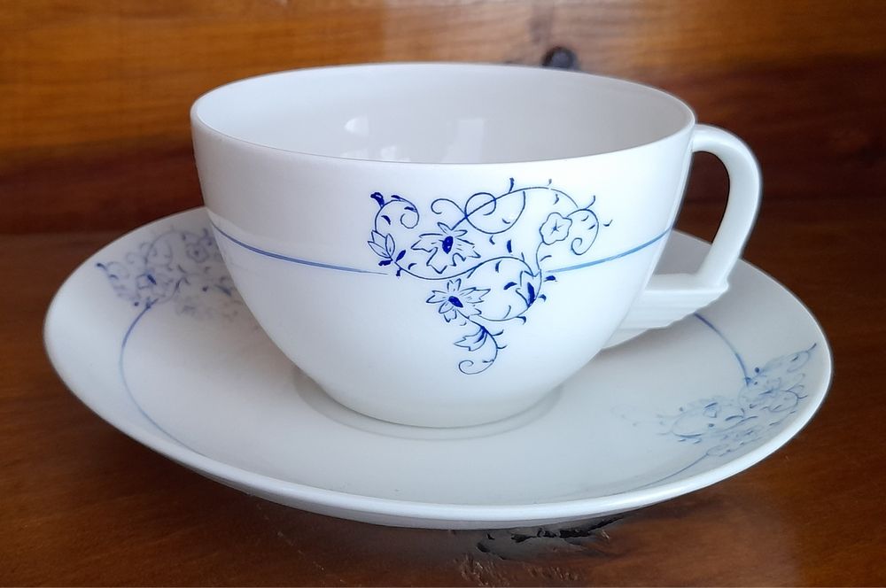 Conjunto chávena e pires da Fábrica de loiça Coimbra