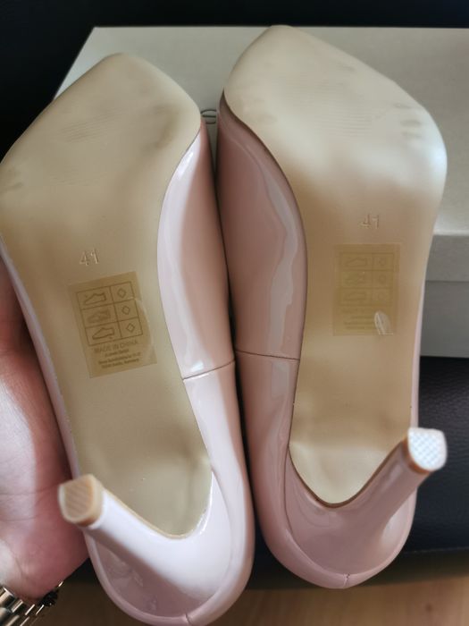 Szpilki lakier nude  41 NOWE