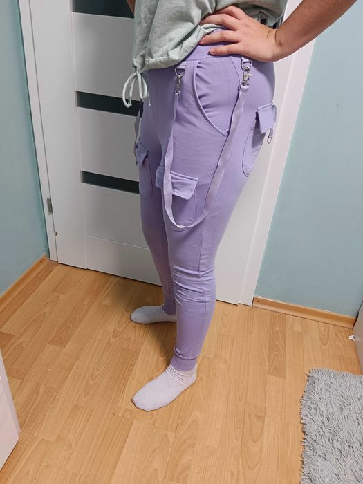 Spodnie fioletowe liliowe z kieszeniami i ozdobnymi pasami Megi S-M