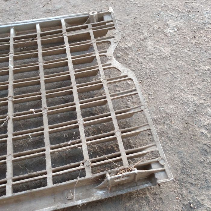 1 часть  передняя решетка автомобиля ВАЗ 2103 ВАЗ 2106