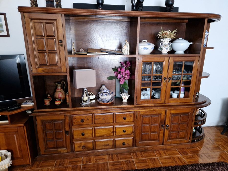 Armário clássico de sala em madeira