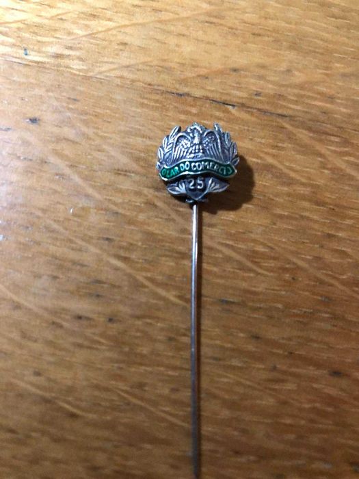 2 Alfinetes do Lar do Comércio sendo um em Prata