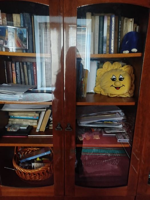 Шкаф книжный на три полки .