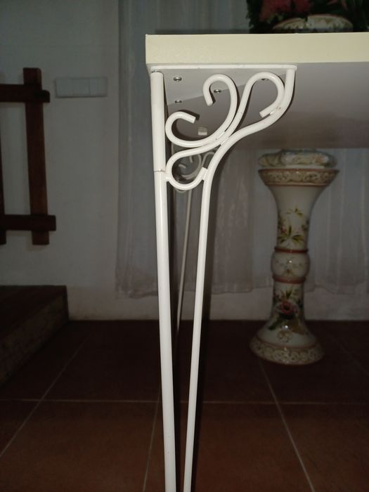 Secretária Ikea com estrutura de metal trabalhado