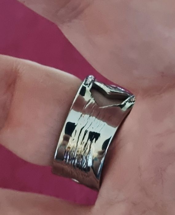 Anel prateado, em aço, com zirconias e uma pedra preta lapidada. T19