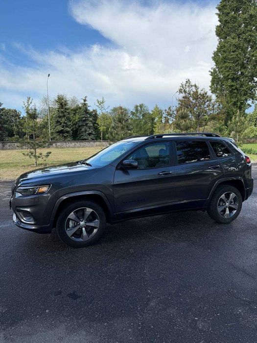Jeep Cherokee Limited 2019 року в обвісі Overland з повним приводом