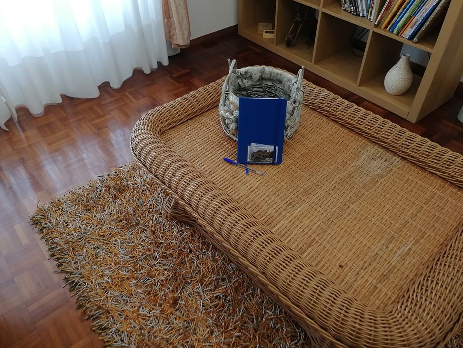 Sofás e mesa de jardim