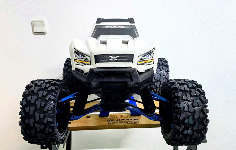 Traxxas X-MAXX 8S- Hobbywing e extras- Como novo