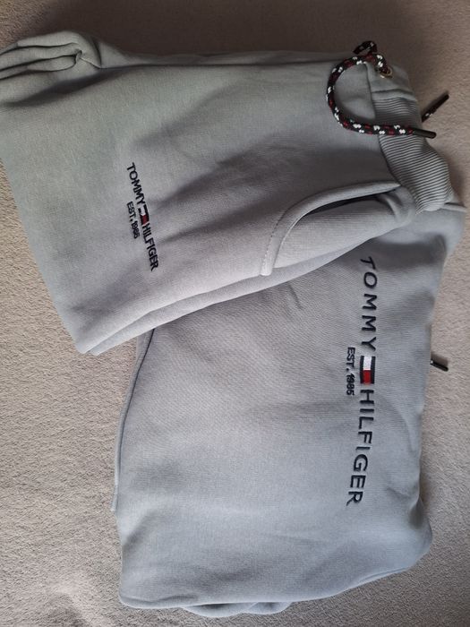 Dres Tommy Hilfiger