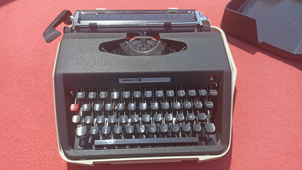 Máquina de escrever Antares s20