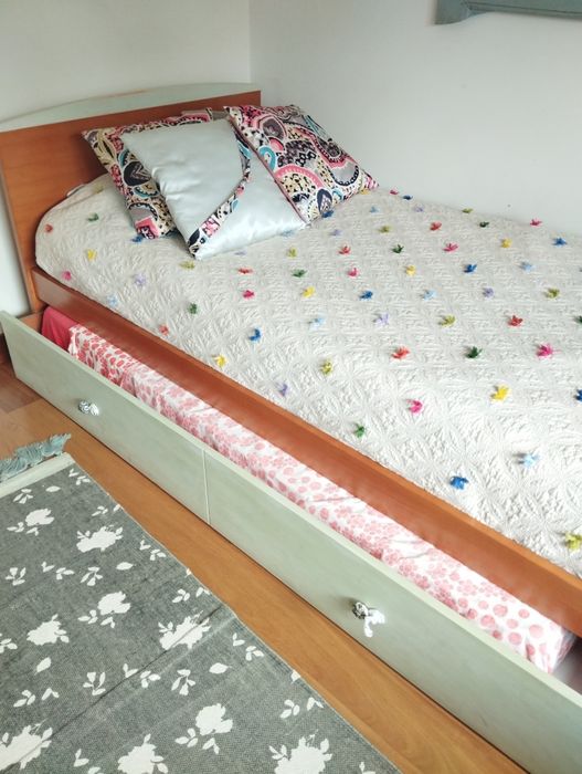 Cama de solteiro de madeira com gavetão e dois colchões quarto criança