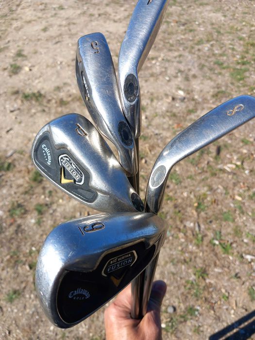 Saco de Golfe com diversos ferros e madeiras, putter e Carrinho.
