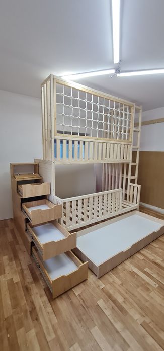 Łóżko piętrowe drewniane niemalowane z siatka i regałem 90x200