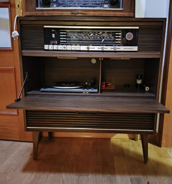 Móvel rádio e gira discos vintage