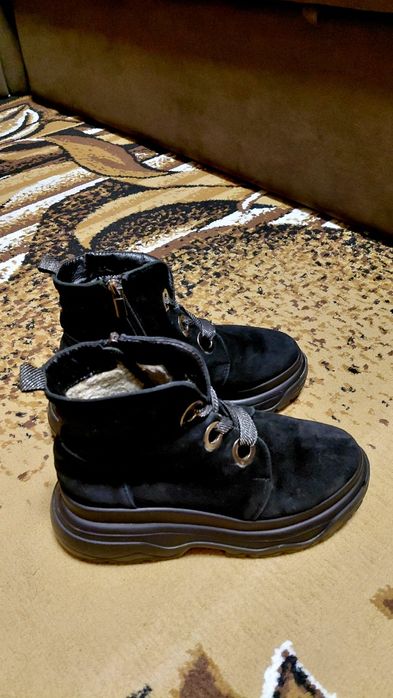 Зручні зимові ботинки з натуральної замші