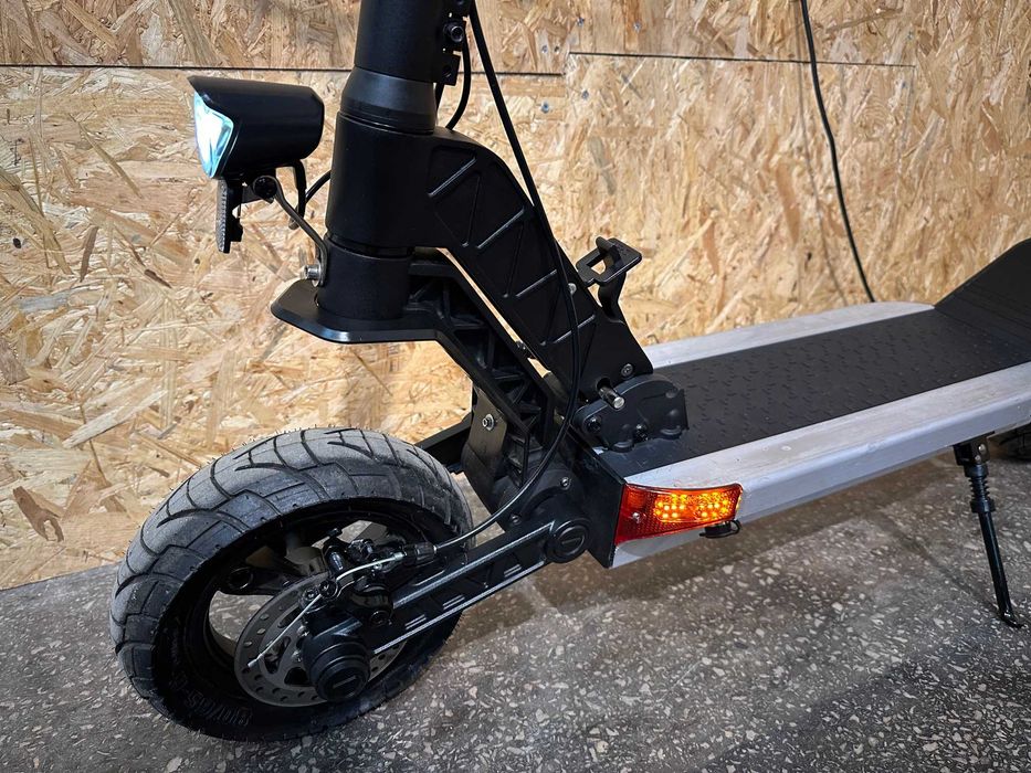 Hulajnoga Motus Pro 10 2022 (nietypowy srebrny kolor)