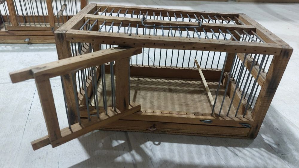 2 Gaiolas artesanais de madeira