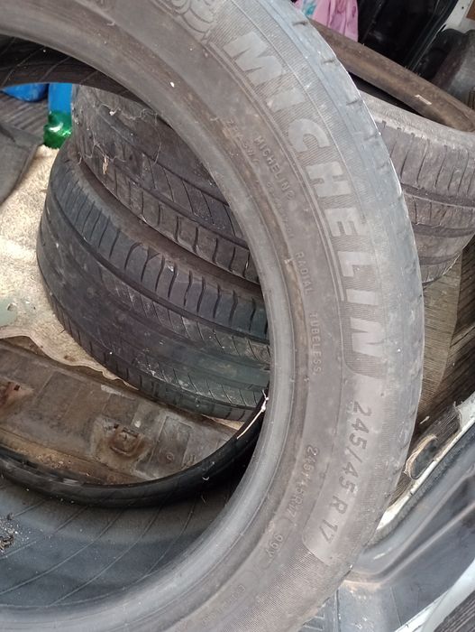 Pneus usados 3 Michelin e 1 Bridgestone 245/45/R17