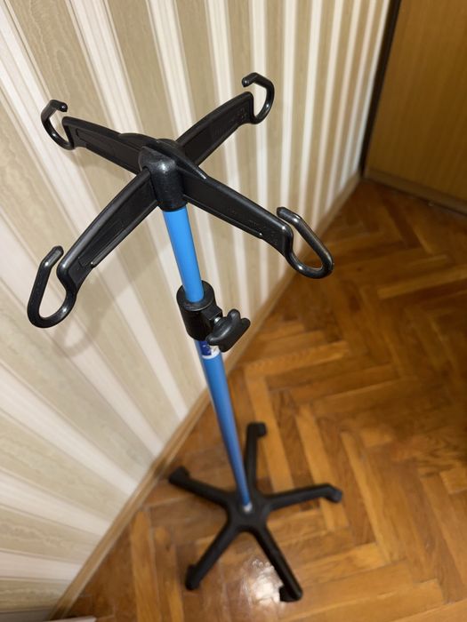Stojak na kroplówkę francuskiej firmy na kółkach