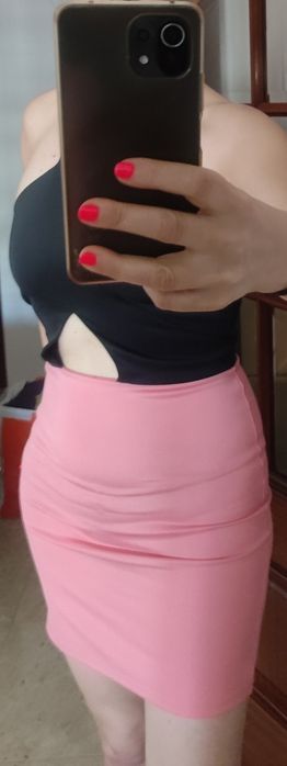 Vestido Bershka sem costas coral e preto