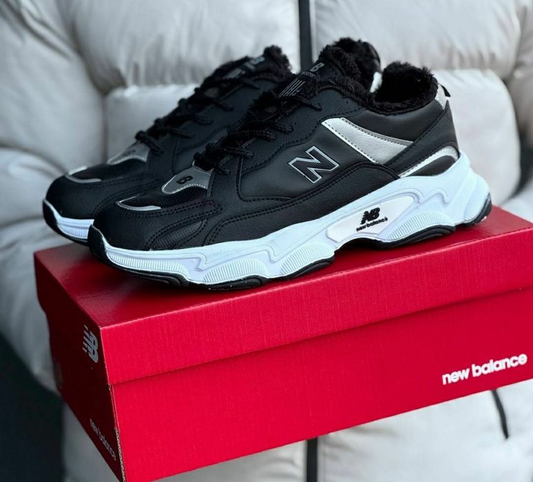 Продам НОВІ чоловічі кросівки