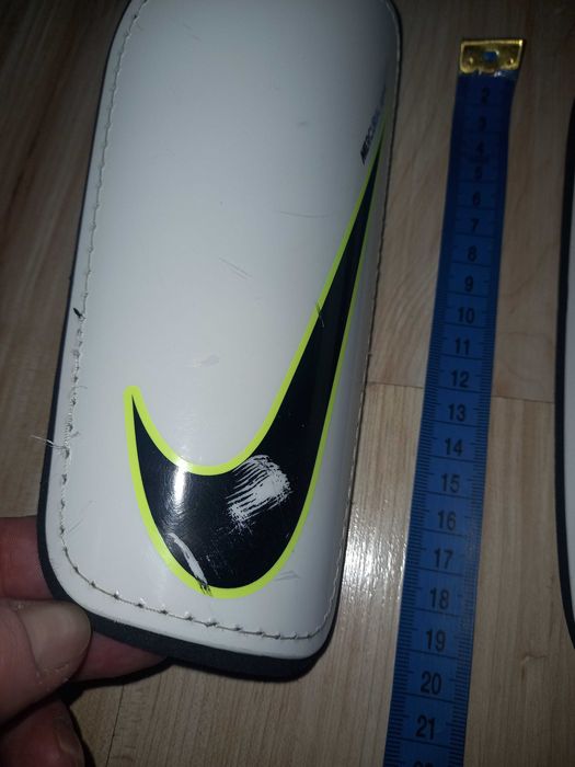 Футбольные щитки Nike
